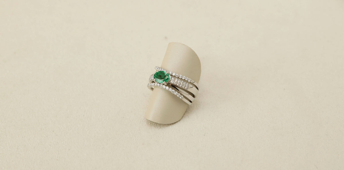 Anello in oro 18kt, fascia con smeraldo naturale e diamanti