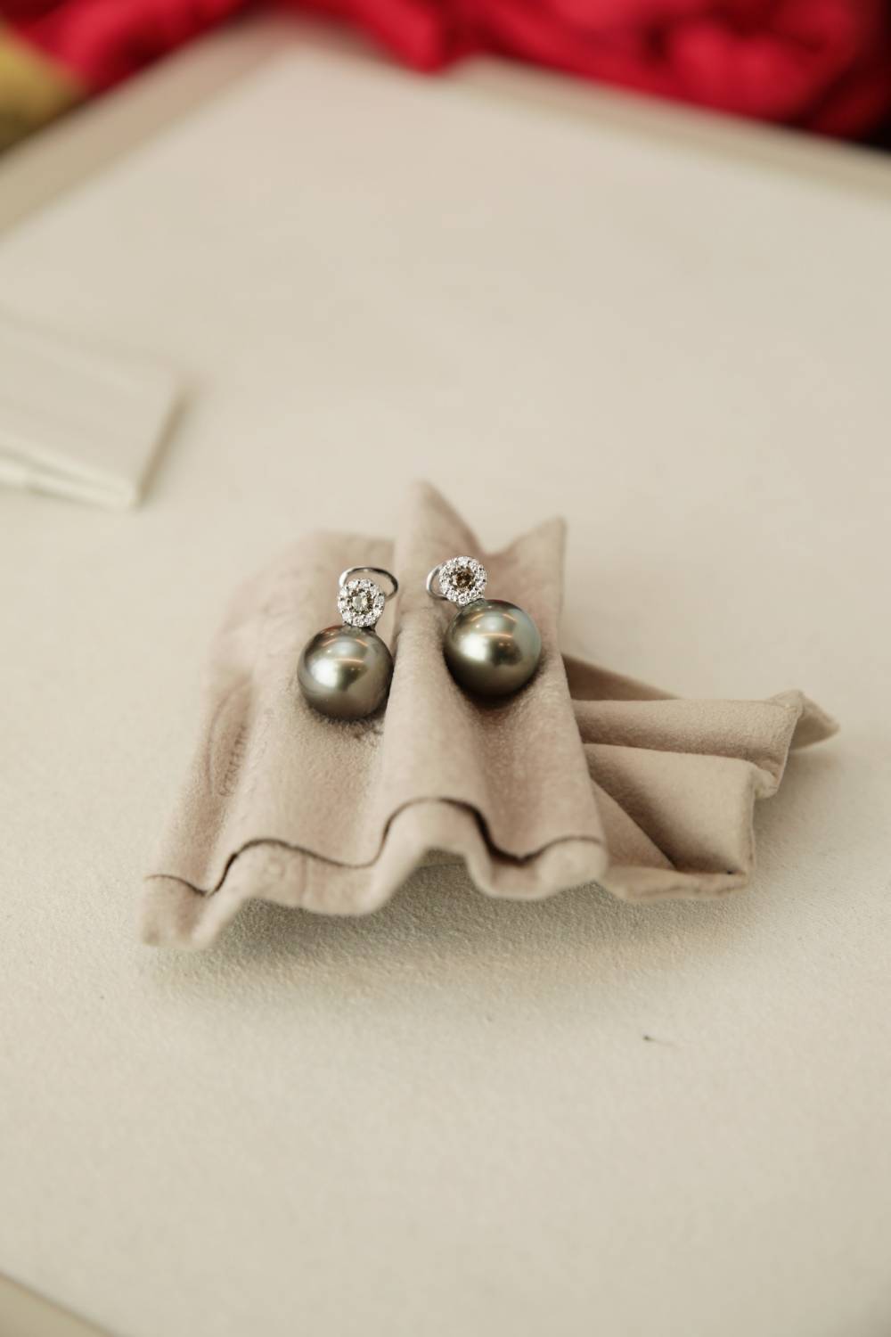 Orecchini in oro 18kt, con perla Thaiti, diamanti brown e bianchi