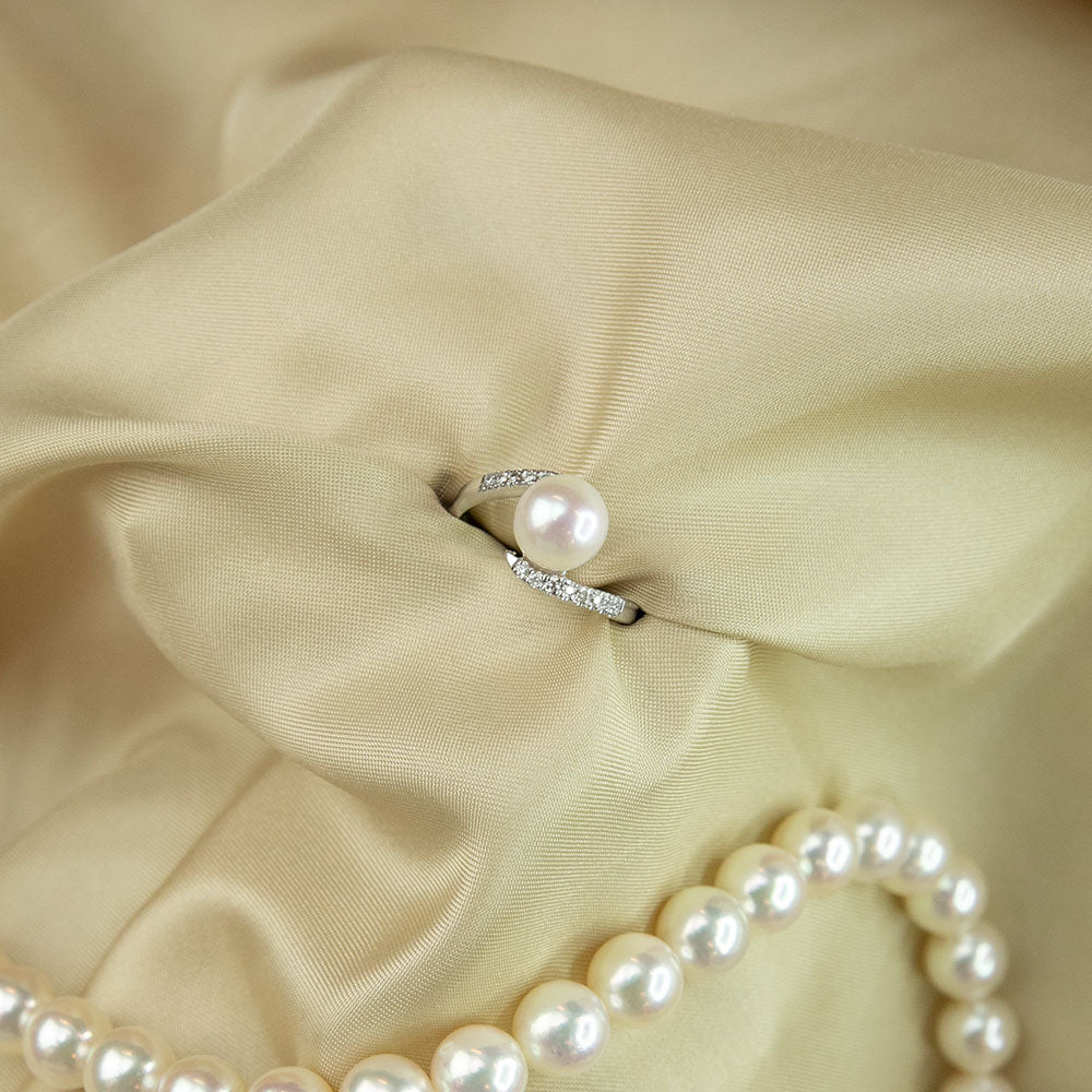 Anello perla akcoya in oro bianco e diamanti