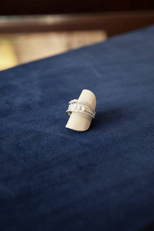 Anello in oro 18kt, con diamanti centrali taglio baguette