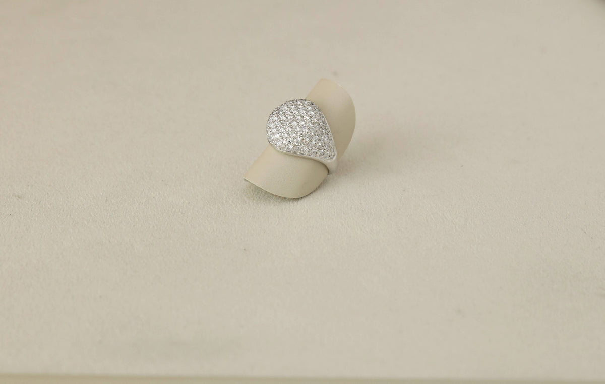 Anello in oro 18kt, con pavé, diamanti