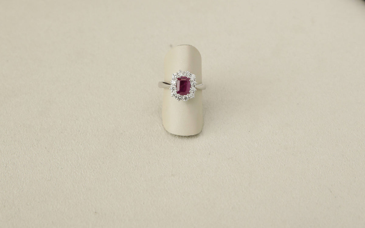 Anello in oro 18kt, con rubino taglio rettangolare e diamanti