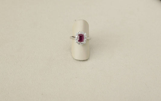Anello in oro 18kt, con rubino taglio rettangolare e diamanti
