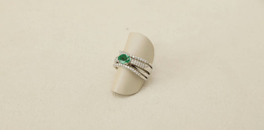 Anello in oro 18kt, fascia con smeraldo naturale e diamanti
