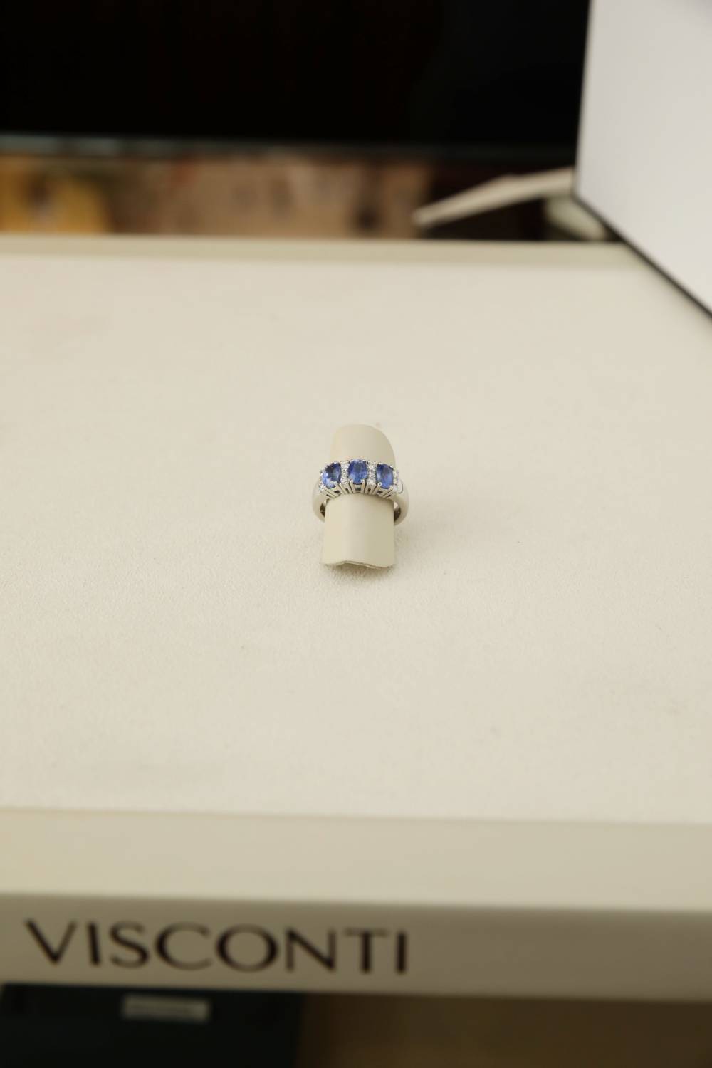 Anello trilogy 18kt, con zaffiri e diamanti